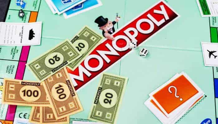 How to Play Monopoly - Live Casino Magic - Live CasinoMagic Best board games: Monopoly game board with money, dice, and the classic pieces, highlighting one of the best board games for competitive gameplay