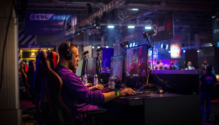 Building Gaming Knowledge Like an Expert - Live Casino Magic - Live CasinoMagic How to Keep Up With Gaming News TheHakeTech image showing a competitive gamer at a professional esports event using a headset and gaming PC, representing tournament coverage, gaming trends, match results, and expert industry analysis.