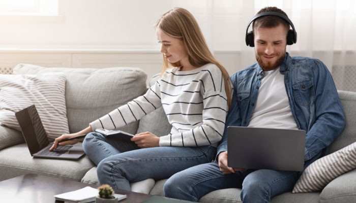 Responsible Gaming Protection - Live Casino Magic - Live CasinoMagic Modo Casino responsible gaming experience showing users enjoying online casino entertainment on laptops while practicing balanced and controlled digital gaming habits with safety awareness.