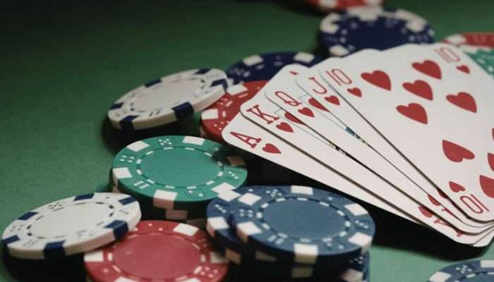 Bonuses and VIP Rewards Look Beyond the Headline - Live Casino Magic - Live CasinoMagic Stake Casino VIP rewards illustrated with poker chips and playing cards, representing rakeback, weekly bonuses, monthly rewards, reloads, and tier-based benefits.